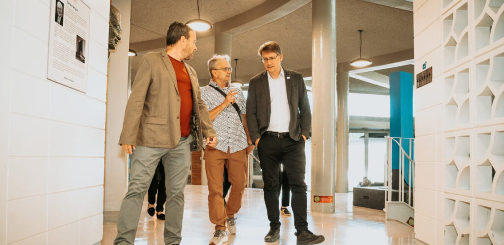 Un plus un égale trois